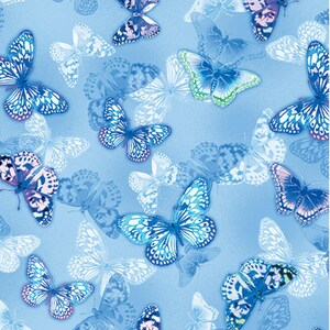 Può includere: Uno sfondo blu con un motivo di farfalle bianche e blu. Le farfalle sono di diverse dimensioni e posizioni, creando un design fantasioso e decorativo.