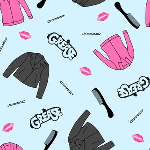 Può includere: Un motivo azzurro con giacche nere, giacche rosa, la parola "Grease", baci di rossetto rosa, pettini neri e forcine. Il design è un motivo ripetuto, ideale per tessuto o carta da parati.