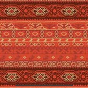 Op de afbeelding: Een close-up van een textiel met een herhalend patroon van horizontale banden. De banden bevatten geometrische vormen in tinten rood, oranje en bruin. Het ontwerp omvat diamant-, ovale en zigzagpatronen.