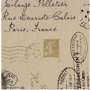 Könnte beinhalten: Ein beigefarbener Stoff mit einer gedruckten Vintage-Pariser Adresse in schwarzer Tinte. Die Adresse lautet "Solange Pelletier Rue Evariste Calois Paris, France". Der Stoff zeigt auch mehrere braune und schwarze Briefmarken mit Text und Zahlen.
