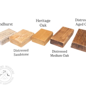 Puede incluir: Cinco bloques de madera rectangulares con diferentes acabados: Lyndhurst, Distressed Sandstone, Heritage Oak, Distressed Medium Oak y Distressed Aged Oak. Los bloques est&aacute;n dispuestos en fila sobre un fondo blanco. El logotipo de Gooding Wooding est&aacute; en la esquina inferior izquierda.