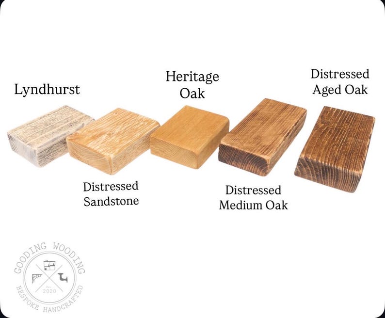 Puede incluir: Cinco bloques de madera rectangulares con diferentes acabados: Lyndhurst, Distressed Sandstone, Heritage Oak, Distressed Medium Oak y Distressed Aged Oak. Los bloques est&aacute;n dispuestos en fila sobre un fondo blanco. El logotipo de Gooding Wooding est&aacute; en la esquina inferior izquierda.