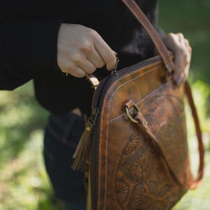 Sac à dos convertible en cuir repoussé à la main Mandala