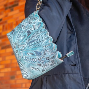 Cartera de cuero hecha a mano para mujer, hecha a mano, cuero genuino, detalles festoneados, bolso pequeño, estuche de maquillaje, cuero suave, pulsera