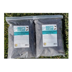 Puede incluir: Dos bolsas de plástico transparentes llenas de mezcla de sustrato orgánico marrón oscuro para isópodos. Las bolsas tienen etiquetas con el texto "Bugzy's Isocare" y "Premium Organic Isopod Substrate Mix".
