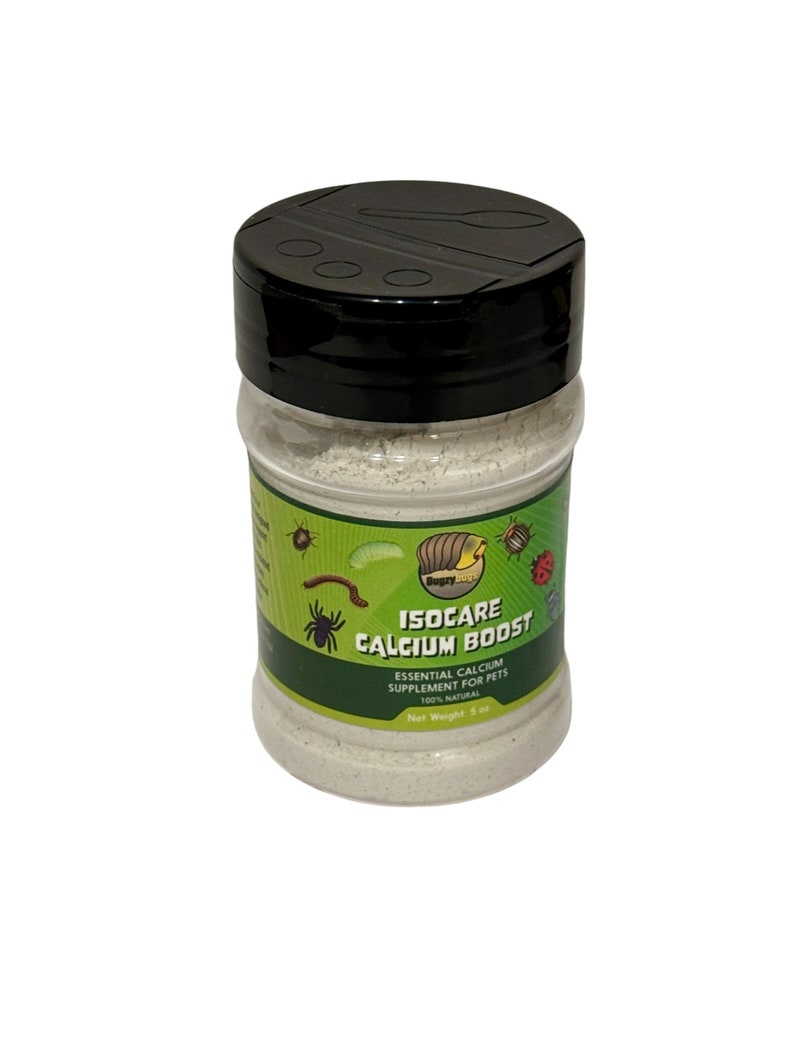 Może przedstawiać: Biały plastikowy słoik z czarną pokrywką i zieloną etykietą z napisem "ISOCARE CALCIUM BOOST" i "ESSENTIAL CALCIUM SUPPLEMENT FOR PETS 100% NATURAL" o wadze netto 5 uncji. Etykieta zawiera r&oacute;wnież kresk&oacute;wkową ślimaka, pająka, chrząszcza i robaka.