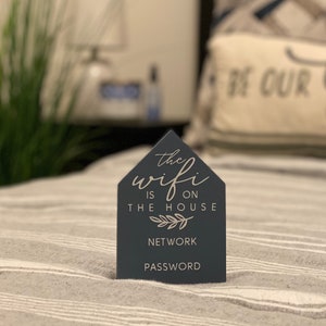 Mini-wifi-bord // decor logeerkamer // woonkamer decor // aanpasbaar // gepersonaliseerd // wifi-bord mini houten huis