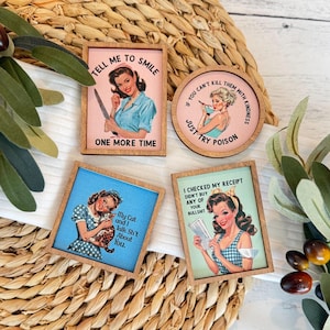 Ímãs de geladeira engraçados para donas de casa retrô // Ímãs de madeira com humor vintage // Mini ímãs de geladeira engraçados // Ímã de geladeira atrevido e sarcástico