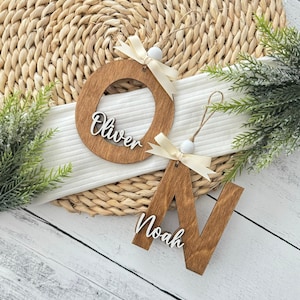 Nombre personalizado Adorno de Navidad // Adorno inicial personalizado // Nombre personalizado Adorno de Navidad // Adorno de Navidad con letras de madera