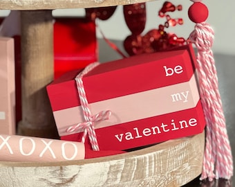 Mini libri a più livelli // Mini pila di libri per San Valentino // Decorazioni per San Valentino // Libri in legno // Decorazioni per vassoi a più livelli per San Valentino