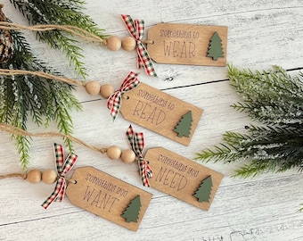 Etichette regalo di Natale in legno // Etichette per qualcosa che indossi, desideri, hai bisogno di leggere // Etichette regalo in legno // Etichette regalo riutilizzabili // Set di 4 etichette natalizie