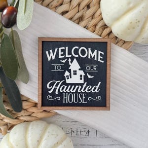 Miniaturowy znak Halloween w ramce // Witamy w naszym nawiedzonym domu Znak // Miniaturowy znak Halloween // Znak Halloween // Znak w drewnianej ramie w kształcie tacy