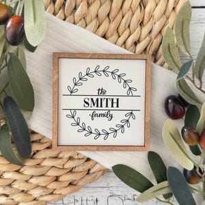 Personalisiertes Mini Namensschild // Benutzerdefiniertes Namensschild // Mini Namensschild // Miniatur Schild mit Holzrahmen