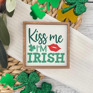 Miniaturowy znak na Dzień Świętego Patryka w ramce // Kiss Me I'm Irish // Miniaturowy znak na Dzień Świętego Patryka // Dekoracja na Dzień Świętego Patryka // Miniaturowy znak na tacę w ramce