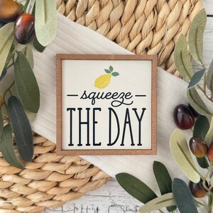 Miniaturowy znak w ramce z motywem cytryny // Squeeze The Day // Miniaturowy znak w kształcie lata // Miniaturowy znak w kształcie wiosny // Znak w drewnianej ramie w kształcie tacy