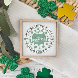 Miniaturowy znak na Dzień Świętego Patryka w ramce // Spirits-Brewing Co. // Miniaturowy znak na Dzień Świętego Patryka // Dekoracje na Dzień Świętego Patryka // Miniaturowy znak na tacę w ramce