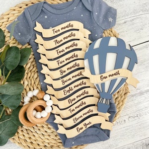Set de hitos mensuales para bebé con globo aerostático // Set de hitos mensuales para bebé // Accesorio fotográfico para bebé // Marcadores de fotos mensuales de madera // Regalo para mamá primeriza