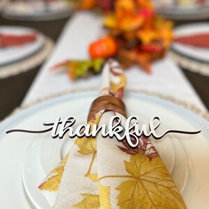 Mots de réglage de lieu de Thanksgiving // Mots de plaque de réglage de lieu de lieu de lieu de nom personnalisé / Décor de table de Thanksgiving // Cartes de place d’automne