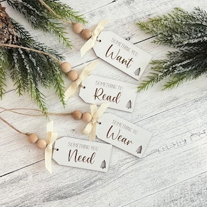 Weihnachten Geschenkanhänger aus Holz // Etwas, das Sie tragen wollen, brauchen Sie lesen Tags // Geschenkanhänger aus Holz // Wiederverwendbare Geschenkanhänger // 4er Set Weihnachtsanhänger