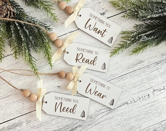 Etichette regalo di Natale in legno // Etichette per qualcosa che indossi, desideri, hai bisogno di leggere // Etichette regalo in legno // Etichette regalo riutilizzabili // Set di 4 etichette natalizie