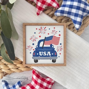 Miniaturowy znak 4 lipca w ramce // Ciężarówka z okazji 4 lipca w USA // Miniaturowy znak 4 lipca // Znak Dnia Niepodległości // Znak w drewnianej ramie na tacy