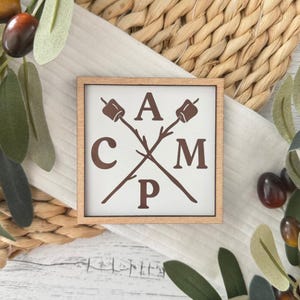 Mini plaque encadrée sur le thème du camping // CAMP With S&#39;mores Sticks // Mini plaque de camp sur le thème // Mini plaque sur le thème du camping // Plaque de plateau miniature encadrée