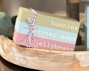 Mini boekenplanken dienblad // Mini boekenstapel met paasthema // Decor Pasen thema // Houten boeken // Decor gelaagd dienblad // Decor lade Pasen