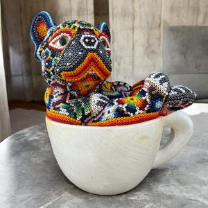 Hund Bulldogge Statue Huichol Skulptur Der Mexikanischen Volkskunst, Haustier Wixarika Als Mexikanische Deko Figur, Aus Harz Und Perlen