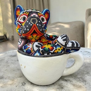 Hund Bulldogge Statue Huichol Skulptur Der Mexikanischen Volkskunst, Haustier Wixarika Als Mexikanische Deko Figur, Aus Harz Und Perlen