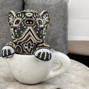 Hund Bulldogge Statue Huichol Skulptur Der Mexikanischen Volkskunst, Haustier Wixarika Als Mexikanische Deko Figur, Aus Harz Und Perlen