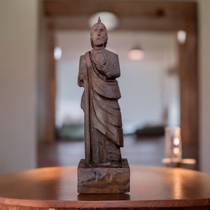 Gran escultura de San Judas Tadeo de palo fierro, hecha a mano en una sola pieza, procedente del desierto de Sonora, México. Tallada en palo fierro, decoración rústica y vintage para el hogar.