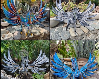 Pegaso Alebrije di Oaxaca, intagliato e dipinto a mano da artigiani messicani.