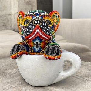 Hund Bulldogge Statue Huichol Skulptur Der Mexikanischen Volkskunst, Haustier Wixarika Als Mexikanische Deko Figur, Aus Harz Und Perlen