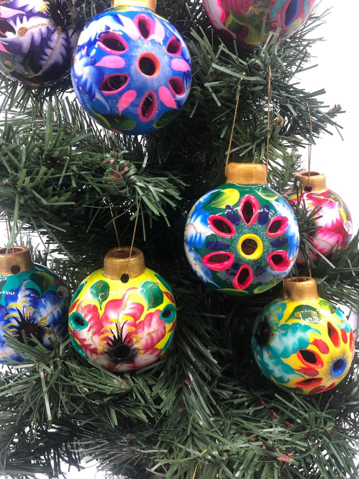 メキシコの芸術のタラベラに触発された陶器のクリスマス飾り