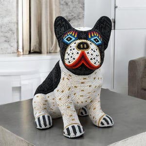 Hund Bulldogge Statue Huichol Skulptur Der Mexikanischen Volkskunst, Haustier Wixarika Als Mexikanische Deko Figur, Aus Harz Und Perlen