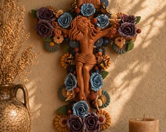 Escultura decorativa floral hecha a mano de arcilla de Metepec con crucifijo de Jesucristo.