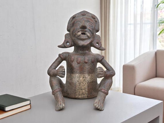 マヤの戦士の彫刻、手作りの粘土像、テラコッタの儀式用像、プレ