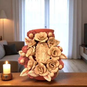 Maria Maagd filigraan klei bloemenvaas, artistiek Oaxaca, Mexico door ambachtslieden handgemaakte ambachten, woondecoratie volkskunst, Virgen de Guadalupe