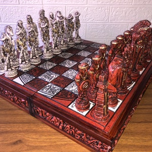 Schachset 42 cm x 42 cm, Resin-Schachspiel in rot und weiß, mexikanisches Schach, Schachset handgemacht, Holzschach, doppelt als Buch