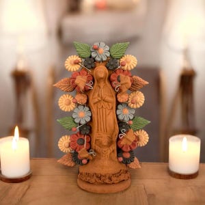 Piezas de barro Virgen María, adornos, decoración mexicana, escultura Virgen María, Metepec Estado de México Técnica pigmento colores naturales.