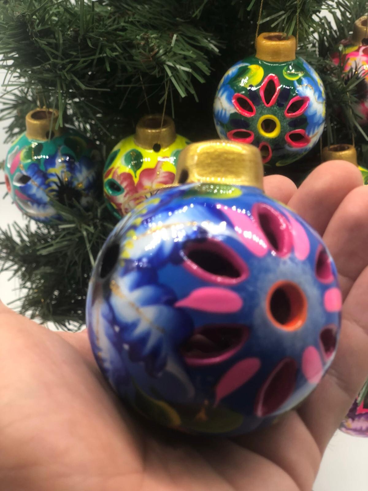 メキシコの芸術のタラベラに触発された陶器のクリスマス飾り