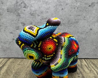 石彫り 置物 メキシコ風 人物と動物のモチーフ メキシコの民芸品であるウイチョル族の象の像、メキシコの装飾品である