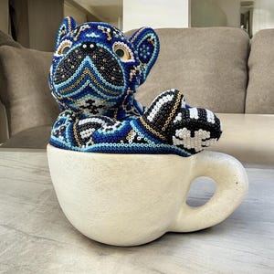 Hund Bulldogge Statue Huichol Skulptur Der Mexikanischen Volkskunst, Haustier Wixarika Als Mexikanische Deko Figur, Aus Harz Und Perlen