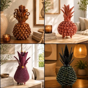 Op de afbeelding: Een verzameling van vier decoratieve ananasvormige potten in verschillende kleuren. Eén is bruin met een textuur, één is koraalrood met bloemdetails, één is donkerpaars met gele accenten en één is donkergroen met een zwarte bovenkant.