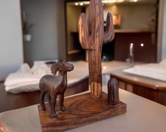 Scultura di cactus di legno di ferro di pecora bighorn realizzata a mano in un unico pezzo dal deserto di Sonora, in Messico, Palo Fierro, intagliata, decorazione rustica vintage per la casa.