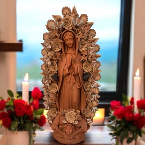 XL Virgen María Pieza de Arcilla Hecha a Mano, Decoración Mexicana Virgen de Guadalupe, Escultura Virgen María, Metepec Estado de México Virgencita 36"
