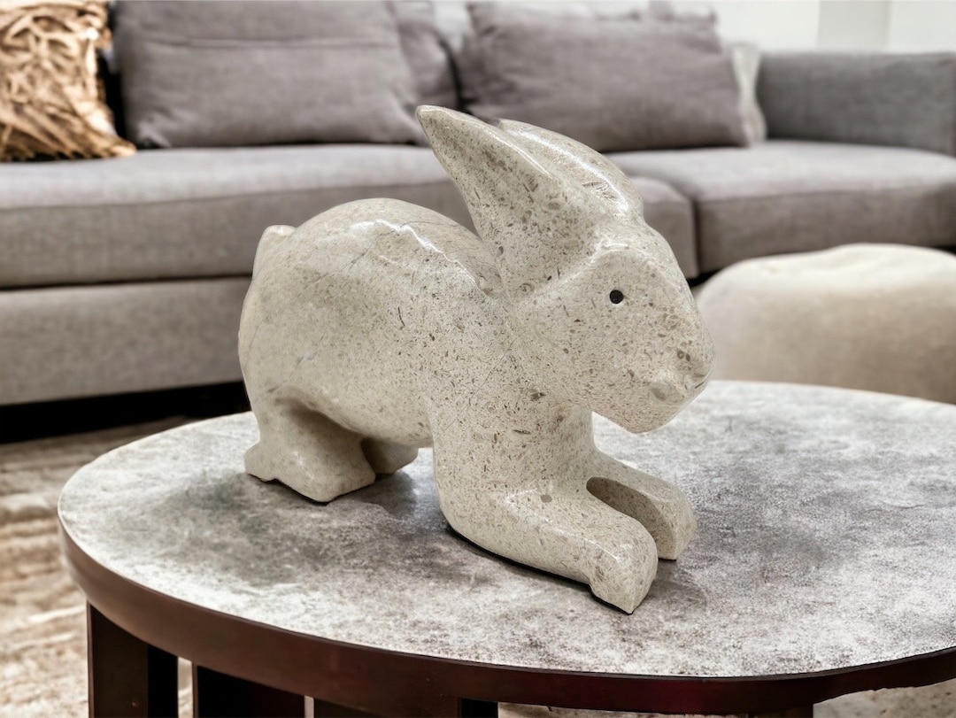 ウサギの石像^^ 日本 出雲大社の御本殿前の白うさぎ神話にちなんだかわいいウサギの