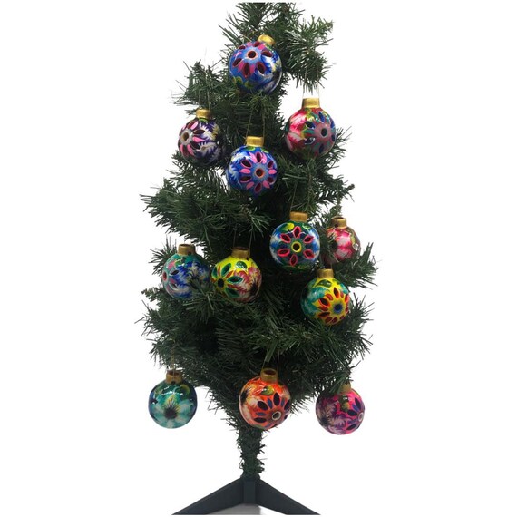 メキシコの芸術のタラベラに触発された陶器のクリスマス飾り