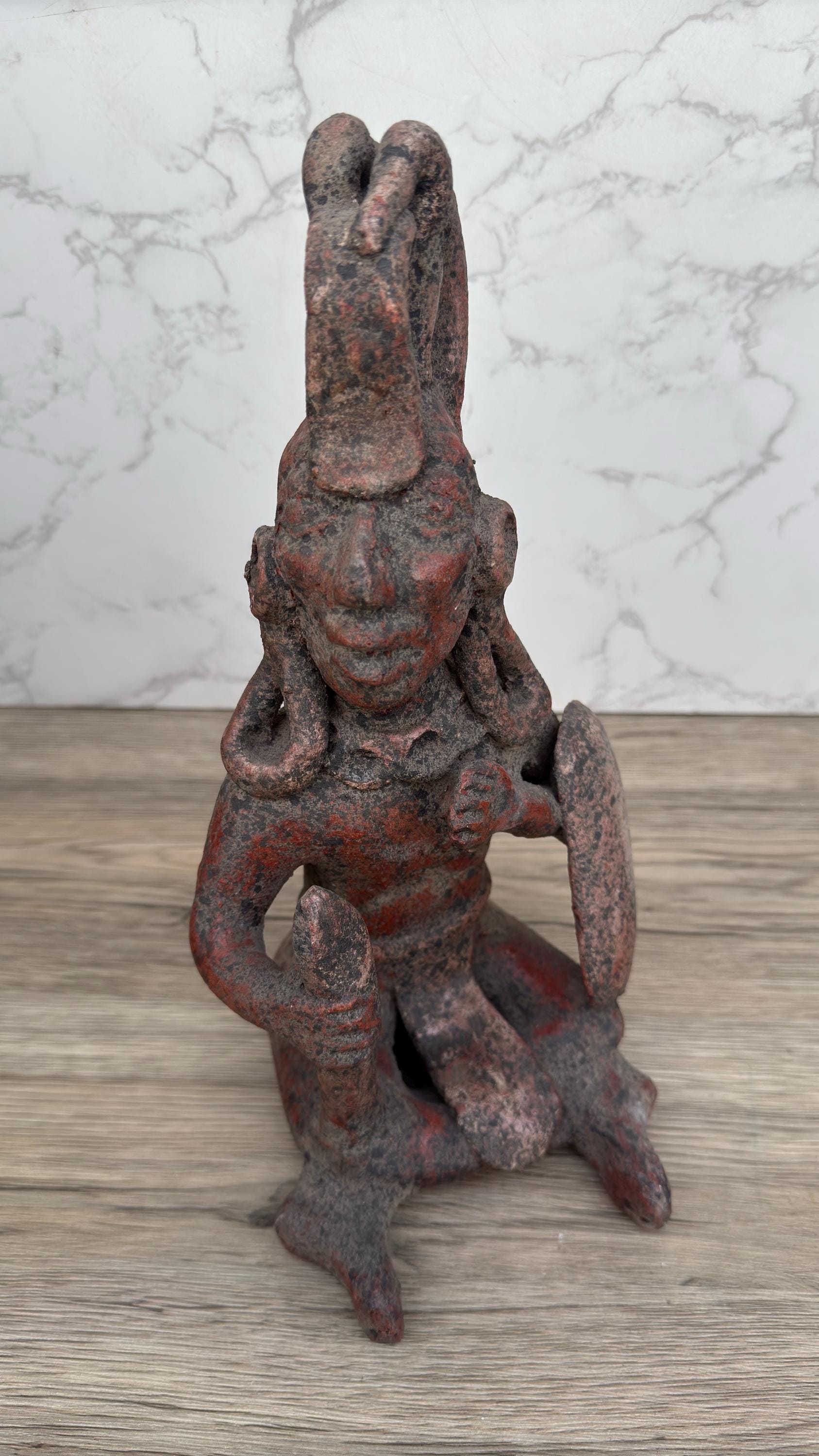 マヤの戦士の彫刻、手作りの粘土像、羽根飾りの頭飾りの像、盾と容器の