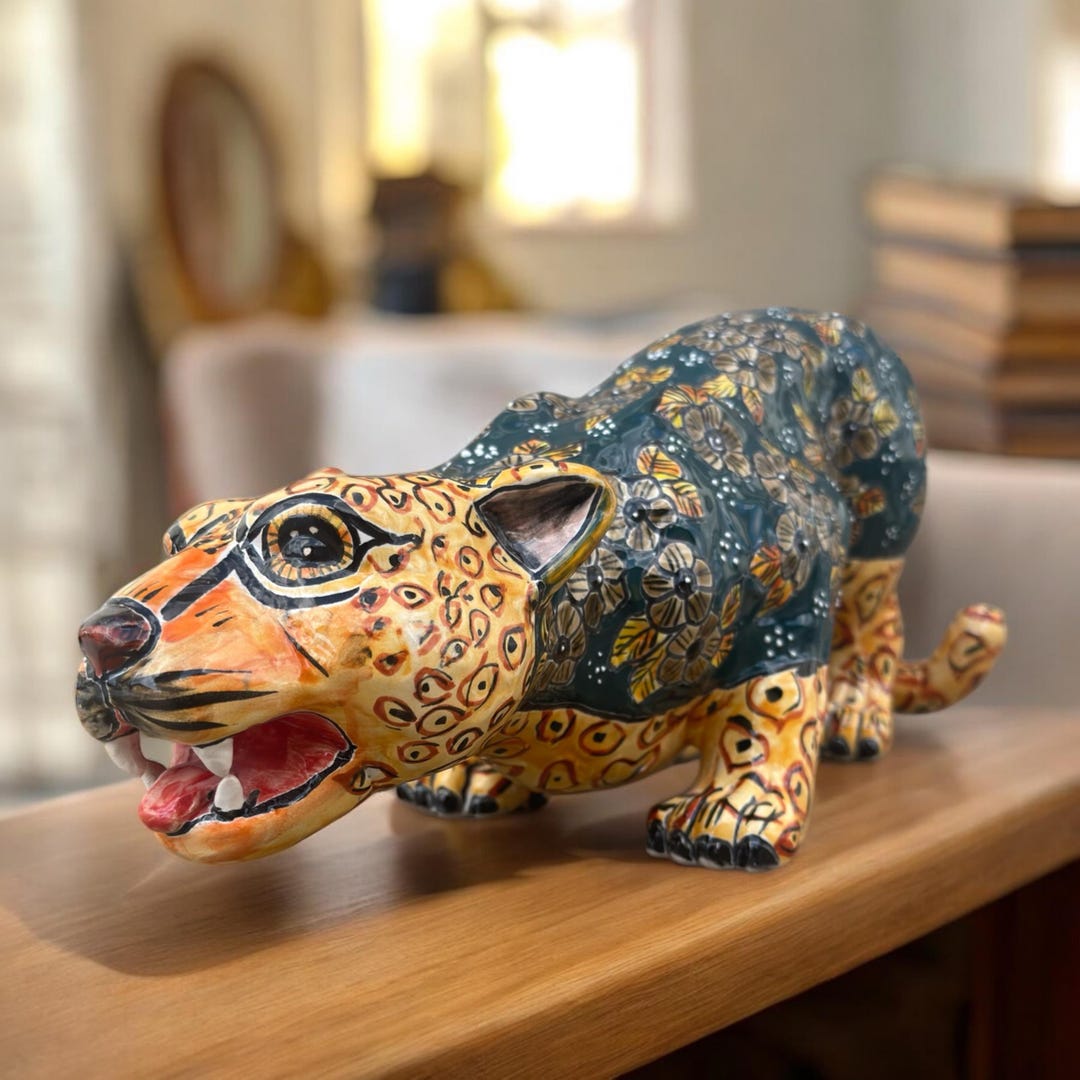 タラベラジャガーの手作り彫刻 - メキシコのプエブラからの活気に満ち